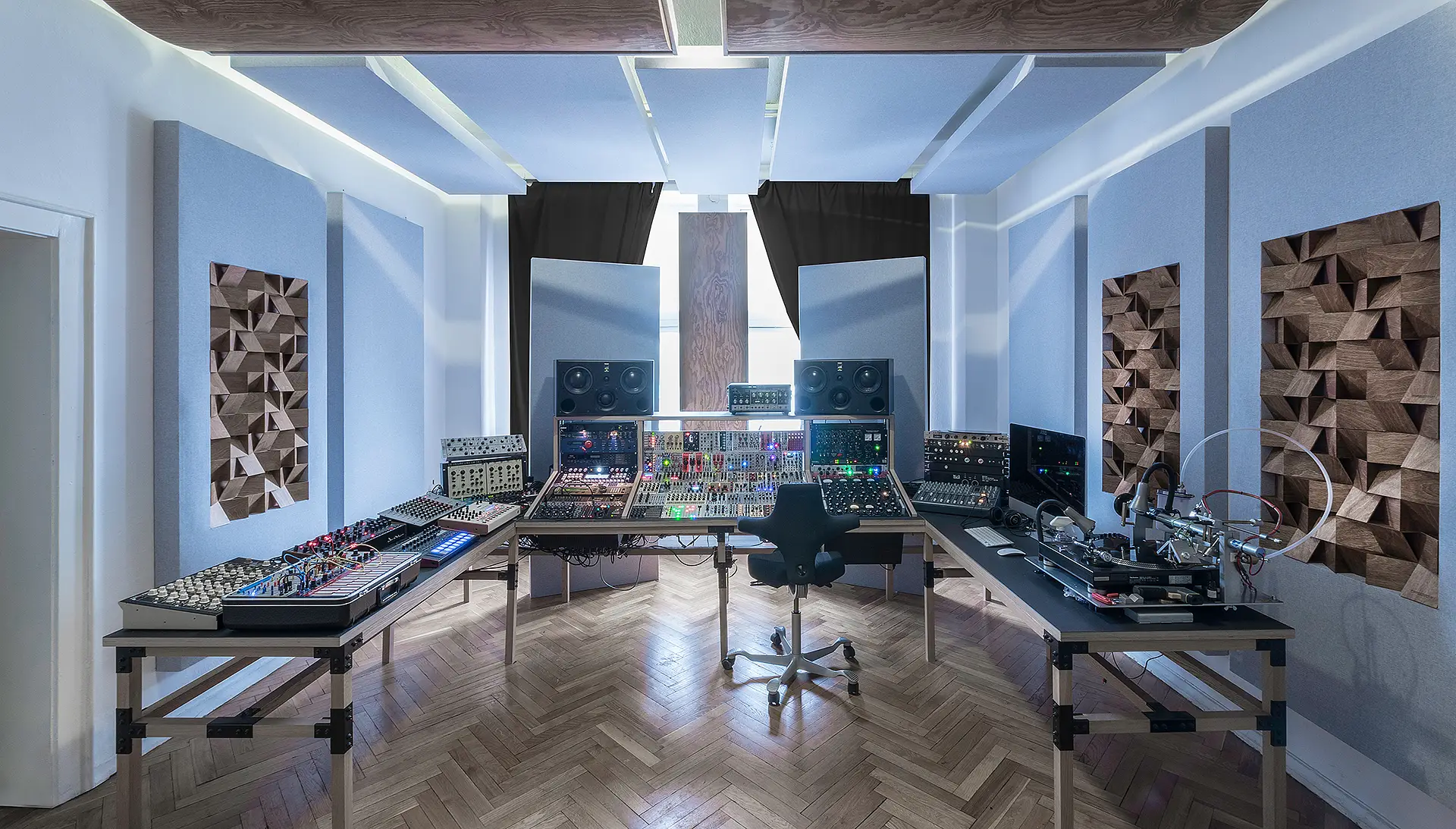 Комплект акустических панелей установленных в профессиональной звукозаписи студии